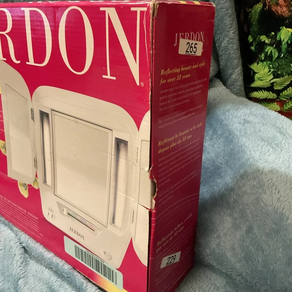 JERDON Tri-Fold Two-Sided Makeup Mirror with Lights - Vanity Mirror with 5X-1X M